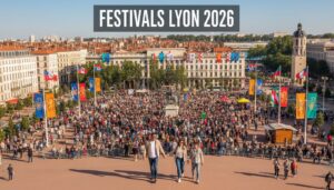 Une famille moderne traverse une place publique ensoleillée de Lyon décorée de drapeaux et de bannières avec le texte blanc Festivals Lyon 2026.