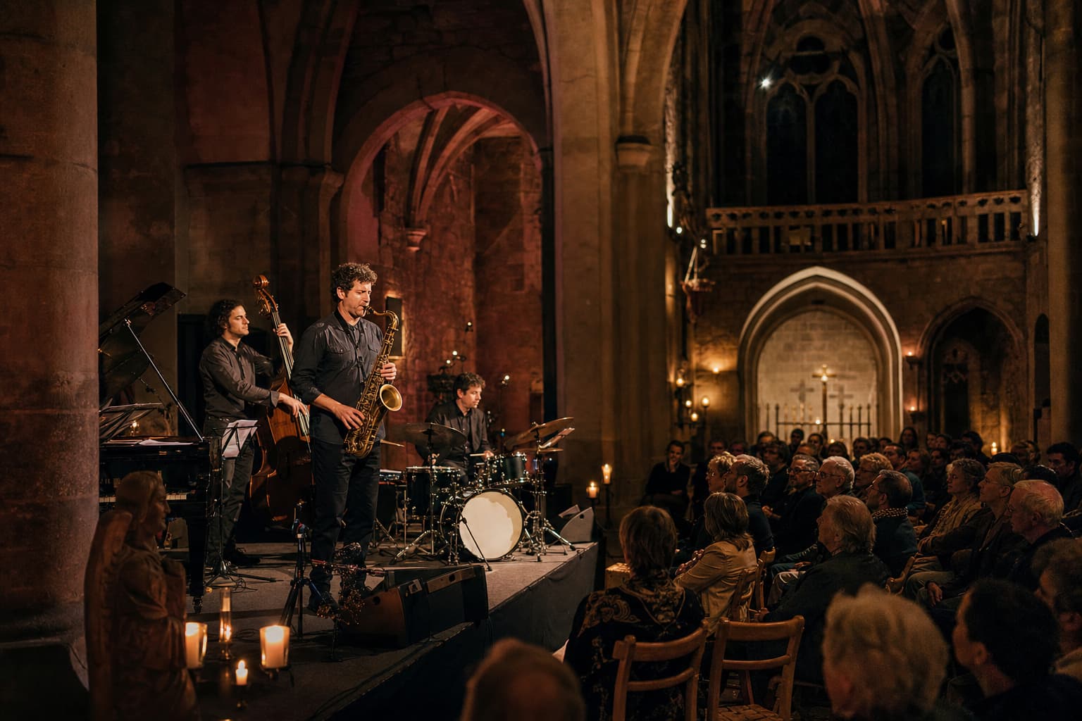 Trio de jazz dans une église aux chandelles