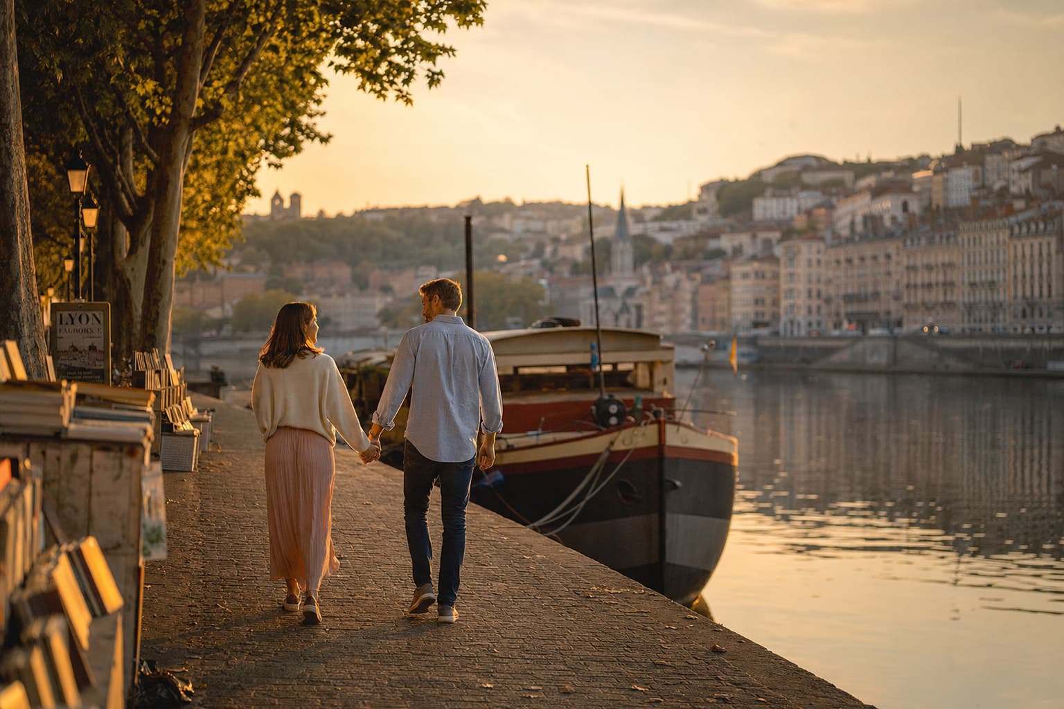 Couple se promenant le long des quais de Saône au coucher du soleil