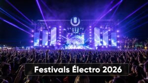 Une foule immense lève les bras vers une scène illuminée par des lasers violets et bleus lors d'un concert de nuit.