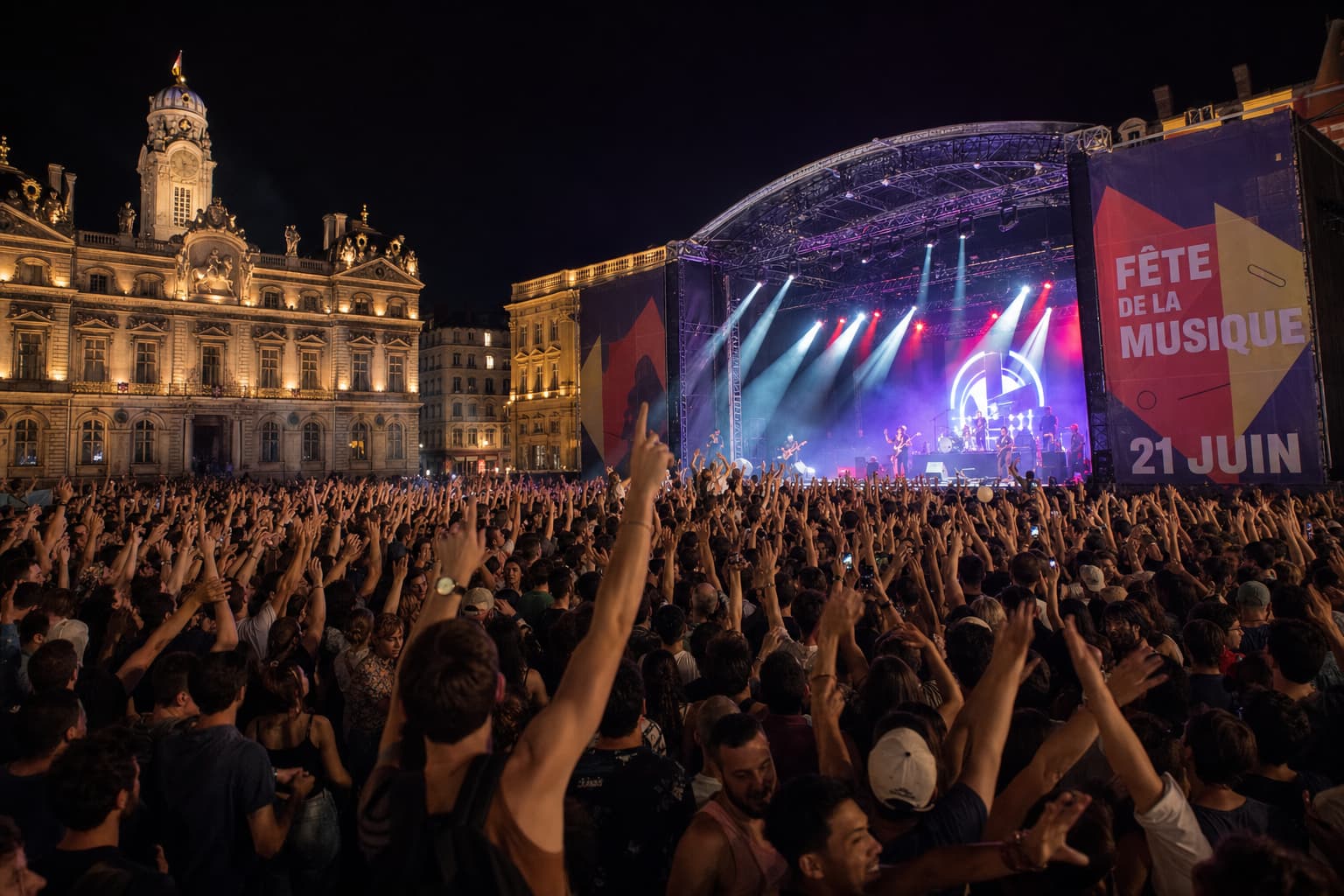 Foule de festivaliers de nuit avec scène illuminée