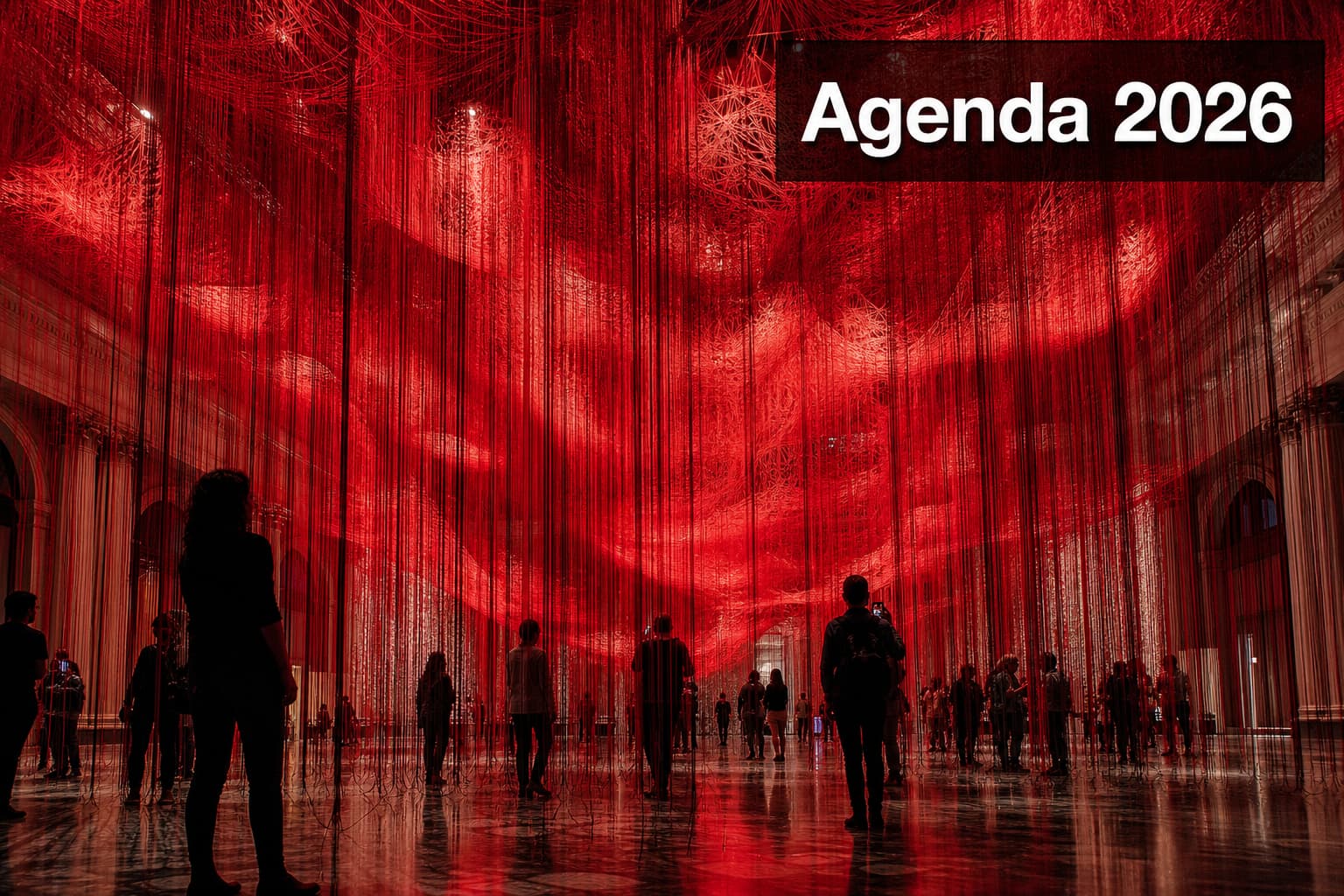 Installation immersive de fils rouges lumineux dans un musée, annonçant l