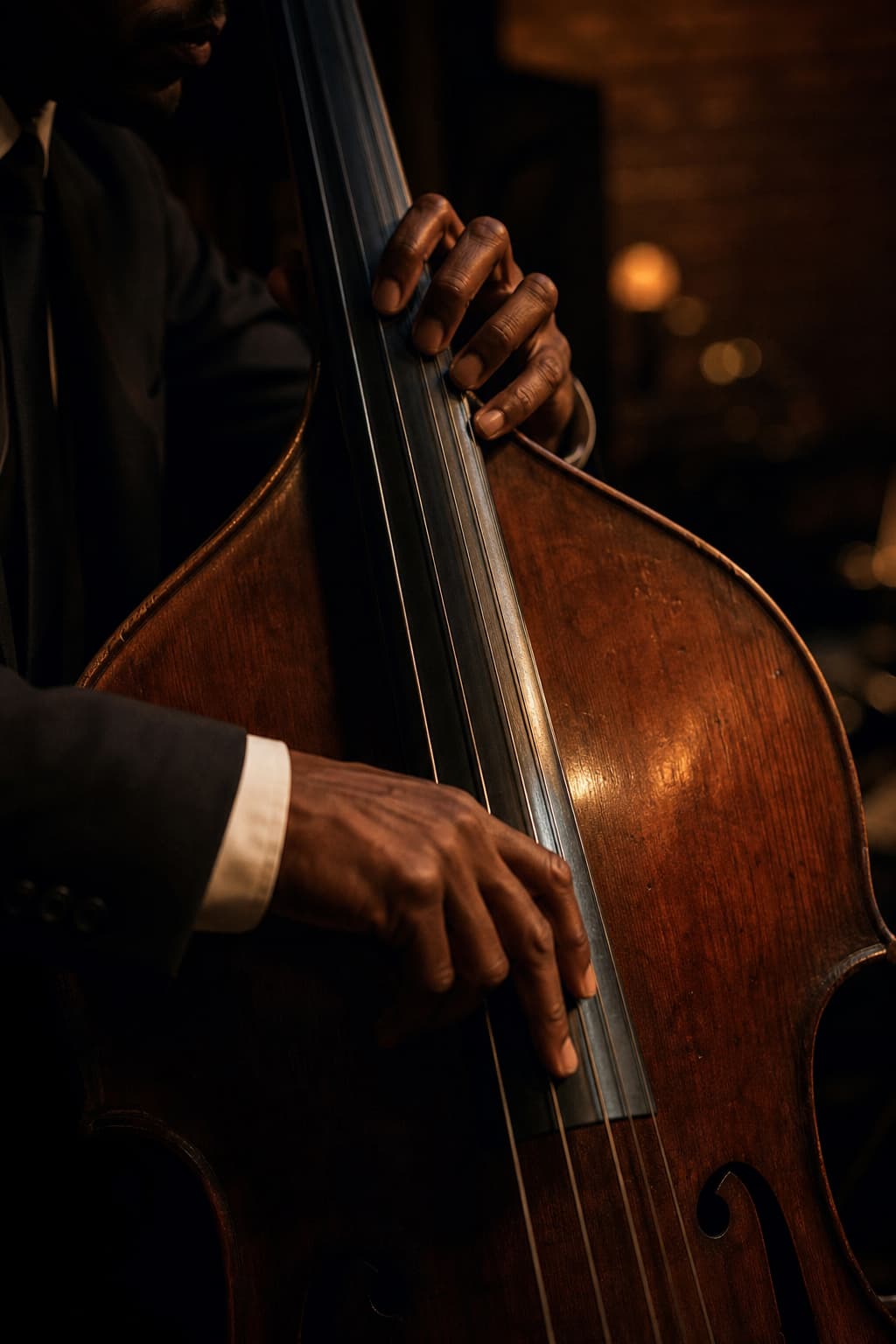Des mains de musicien jouant d