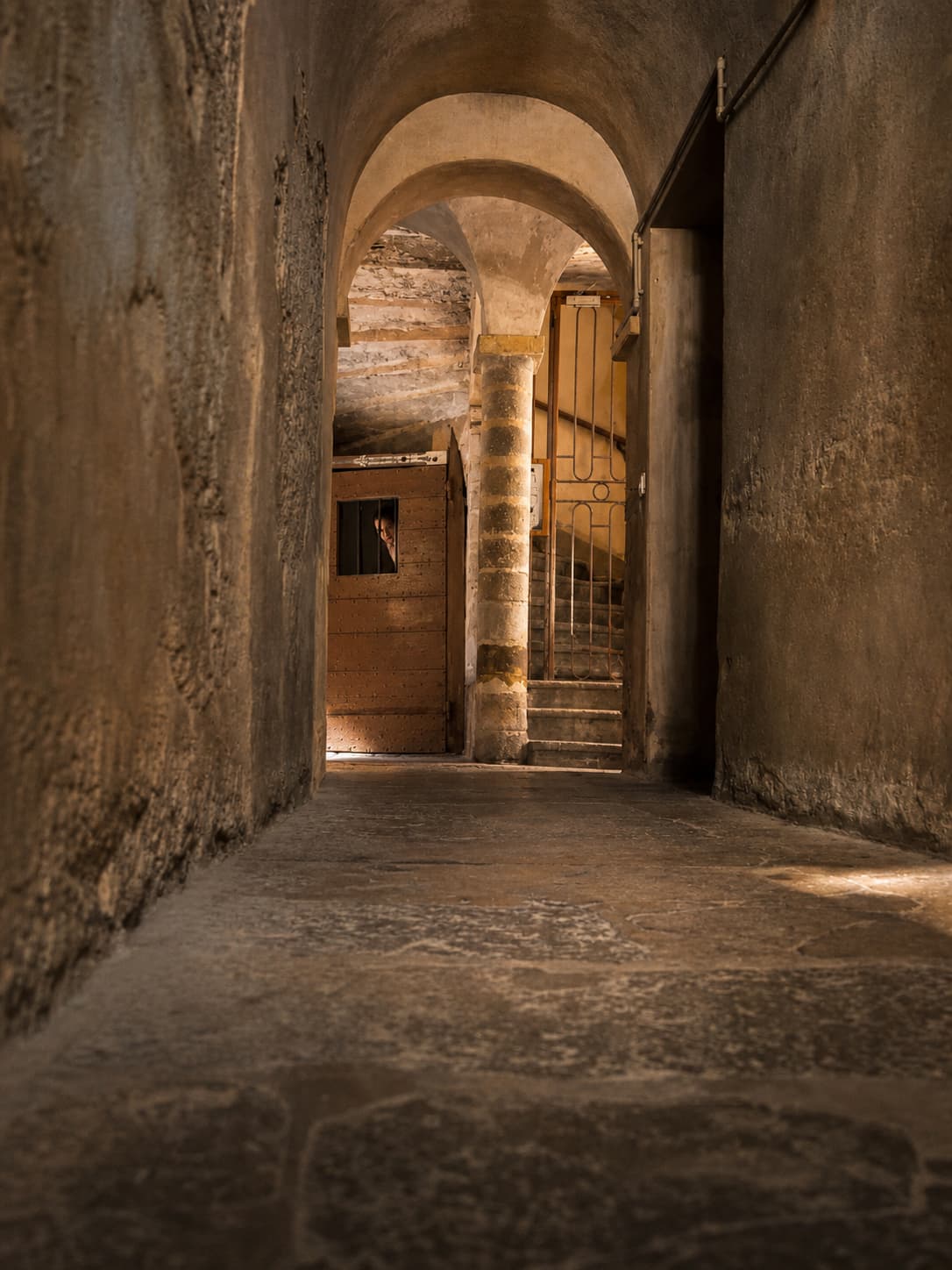 Traboule étroite dans le Vieux Lyon