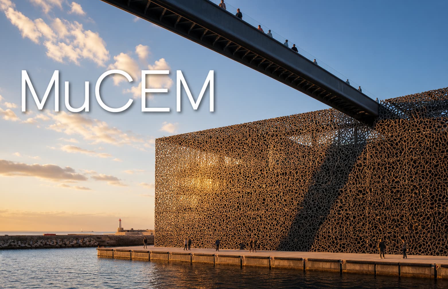 Façade en treillis de béton du MuCEM sur fond de mer Méditerranée, passants sur la passerelle, au coucher du soleil
